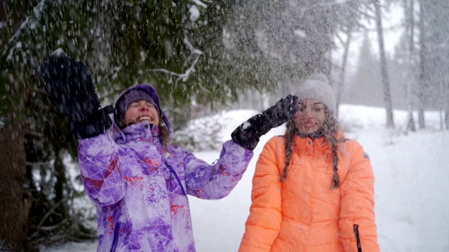 两个姐妹在寒假里玩雪视频素材