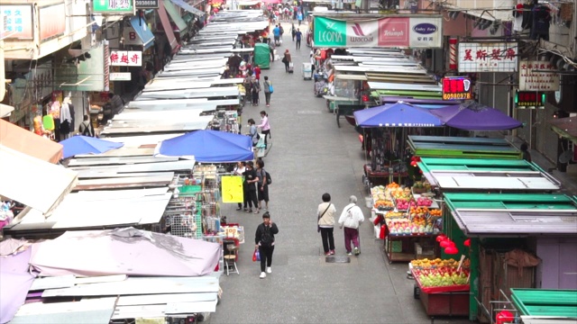 时光流逝:一群人在香港孟角区逛当地市场视频素材