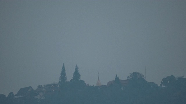 满月落在doy doi素贴寺森林山在清迈时间流逝视频素材