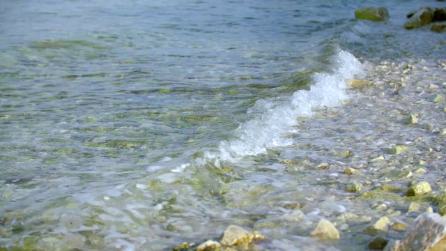 靠近海岸的岩石和石头视频素材