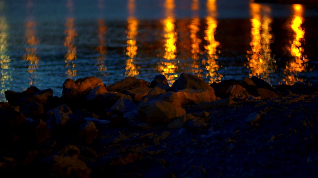 海岸夜景的特写视频素材