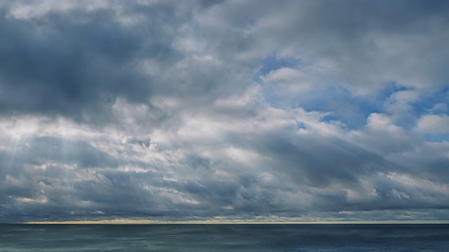 美丽的云景，光线穿透云层。美丽的阳光灿烂的cloudscape。云层在天空中移动的时间间隔，太阳用光线和透镜光斑穿过云层。4 k循环视频素材