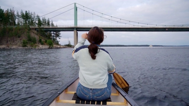 在芬兰湖上划独木舟的女子视频素材