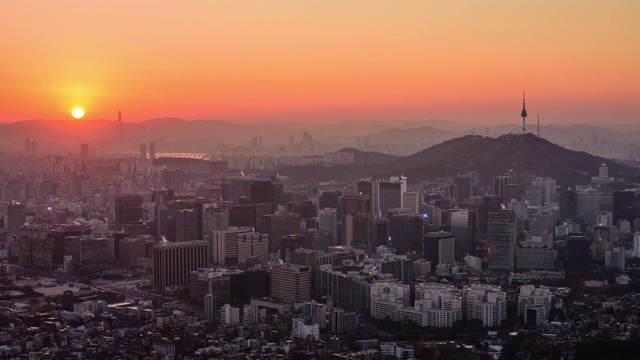 北首尔塔的城市景观，拍摄于日出时的映旺山山/韩国首尔视频素材