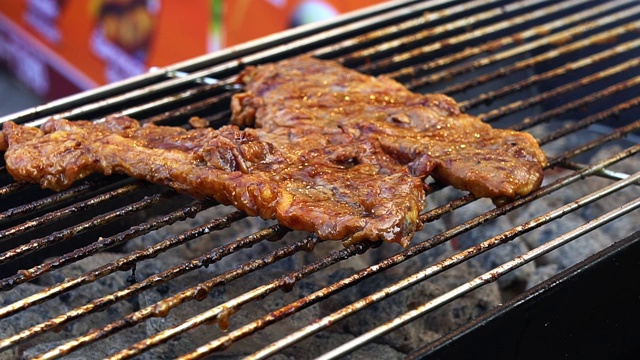 在热炉上用烟烤牛肉的特写镜头。视频素材