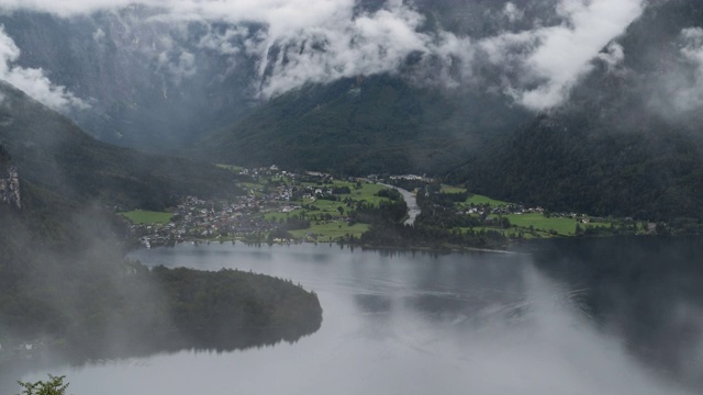 著名的奥伯特朗山村在夏天雨天的高角度风景视频素材