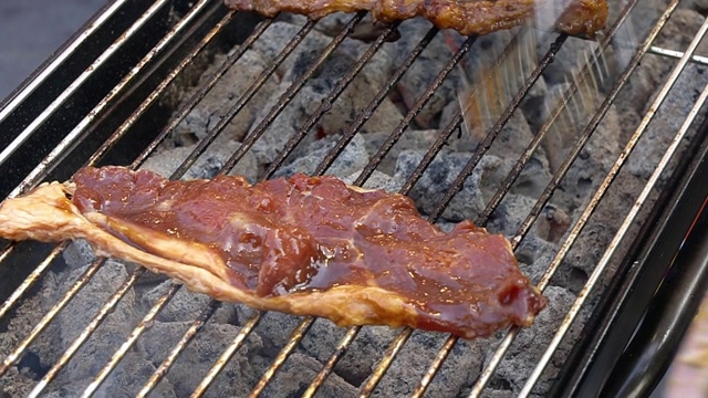 在热炉上用烟烤牛肉的特写镜头。视频素材