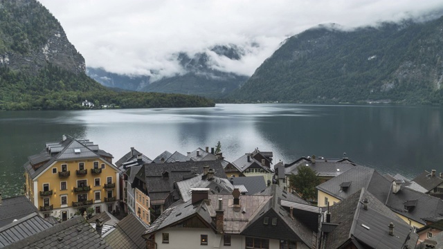 著名的哈尔斯塔特山村在夏天雨天的风景视频素材