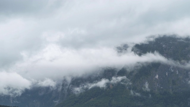 夏天下雨时，哈尔斯塔特周围云雾密布视频素材