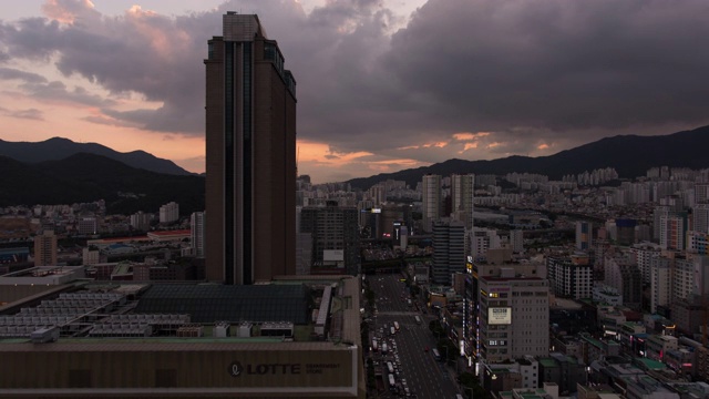 韩国釜山，乐天百货和市中心地区/釜山镇的日落和夜景视频素材