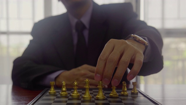 棋子棋站在商人身后的棋盘背景上。金融投资理念为市场目标战略。智力的挑战与商业竞争的成功发挥。视频素材