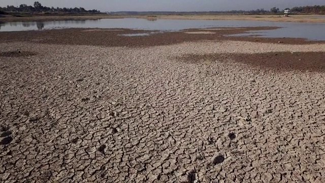 气候变化和干旱土地，水危机和全球变暖视频素材