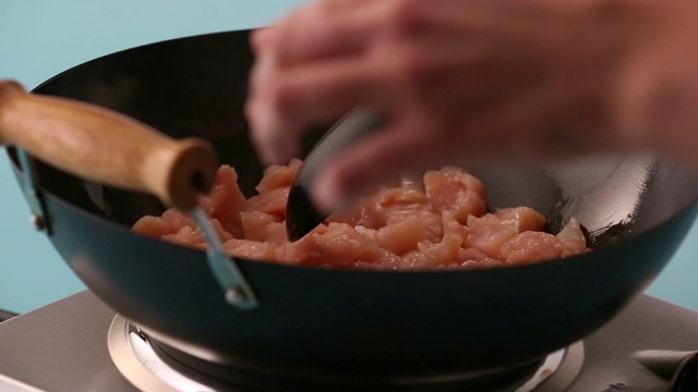 搅拌肉汤，蔬菜混合物，洋葱丁，鸡肉在平底锅中煮沸视频素材