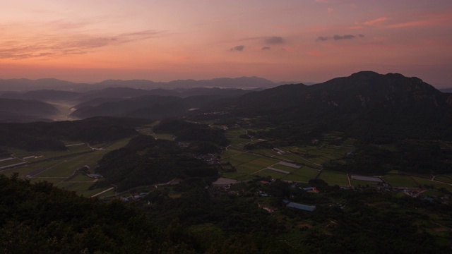 从韩国庆尚南道的锦城山/ Hapcheon-gun的农业田野的日出视频素材