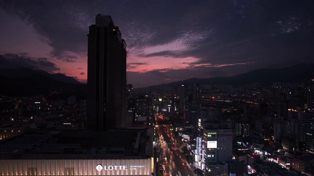 韩国釜山，乐天百货和市中心/釜山镇的日落和夜景视频素材