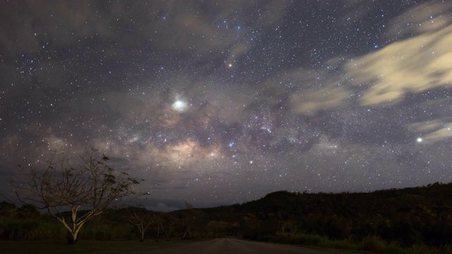 美国北马里亚纳群岛塞班岛公路上空的夜空视频素材