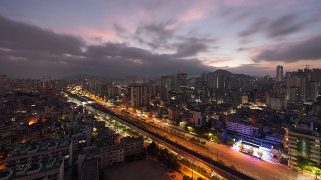 韩国釜山延氏谷附近的市区日出视频素材