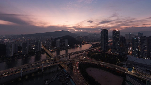 百仙城(城市规划区)和苏永港河从日落到夜晚/韩国釜山苏永古视频素材