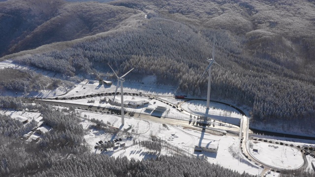 风力发电机/韩国江原道平昌郡大华里延视频素材