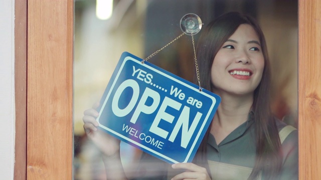 亚洲女人开了一家咖啡店视频素材