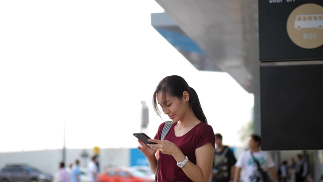 一个在等公共汽车的女人视频素材