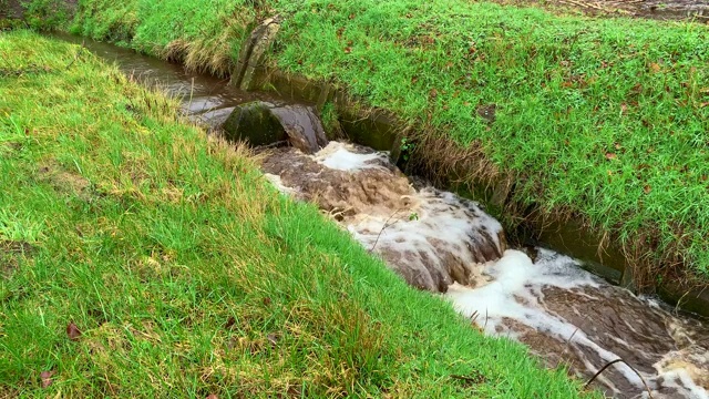 大雨过后，田间的水又急又流视频素材