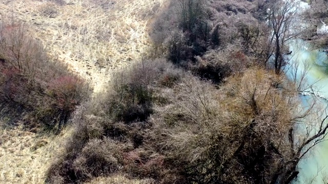 无人机拍摄的小河流流过平原视频素材