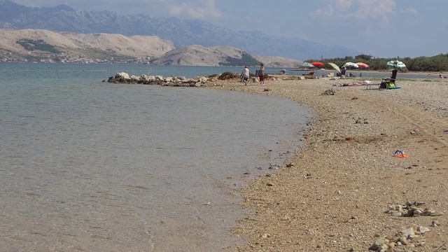 海湾海滩与遥远的落基山脉视频素材