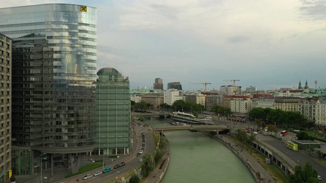 阴天维也纳城著名的河滨交通湾航拍4k奥地利全景图视频素材