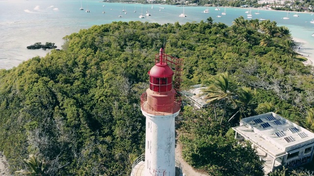 一个灯塔矗立在靠近大海的海湾。视频素材