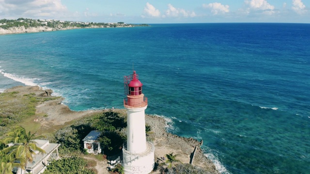 靠近海岸蓝色海洋的灯塔。大西洋海岸附近灯塔的鸟瞰图。视频素材