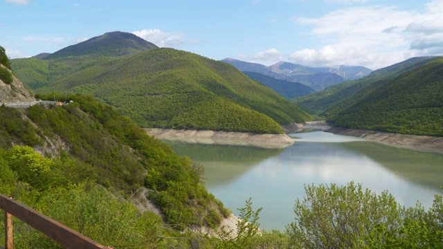 在森林覆盖的群山中，风景如画的湖视频素材