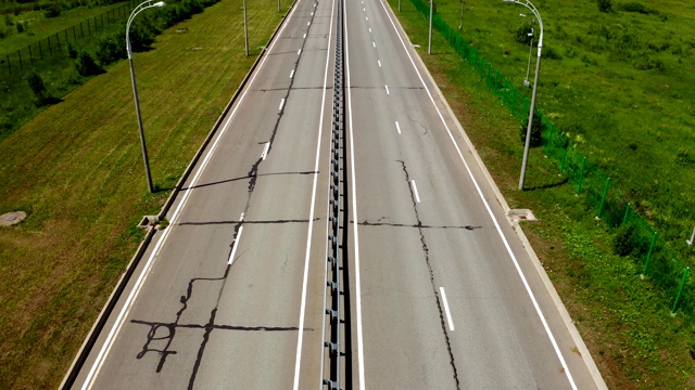 在阳光明媚的日子里，路灯在高速公路上的空中运动视频素材