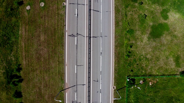 在空旷的道路上垂直运动，两侧有街灯视频素材