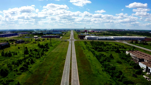 在阳光明媚的日子里，空中移动到工业综合体的道路上视频素材