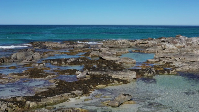 在岩石海滩上观看溅起的海浪视频素材