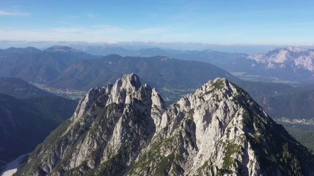 鸟瞰图，飞越山峰在朱利安阿尔卑斯山，旁边的曼加特视频素材