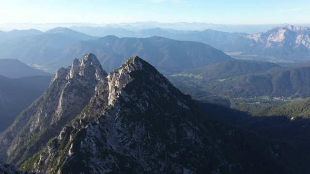 鸟瞰图，飞越山峰在朱利安阿尔卑斯山，旁边的曼加特视频素材