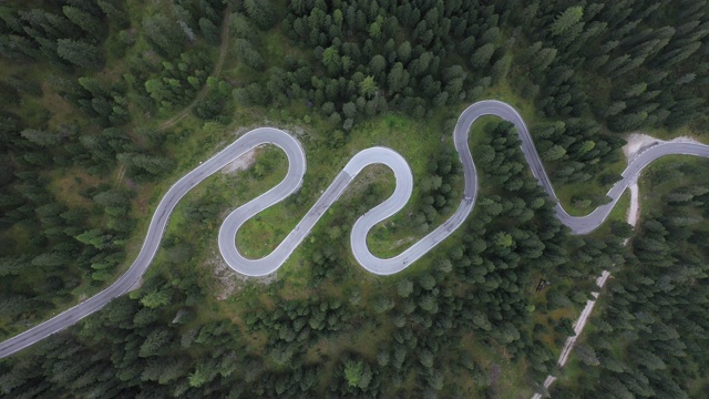 空中俯瞰森林里的山路视频素材