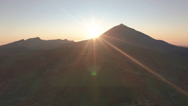 鸟瞰图。西班牙特内里费岛，加那利群岛，泰德火山上的日落视频素材