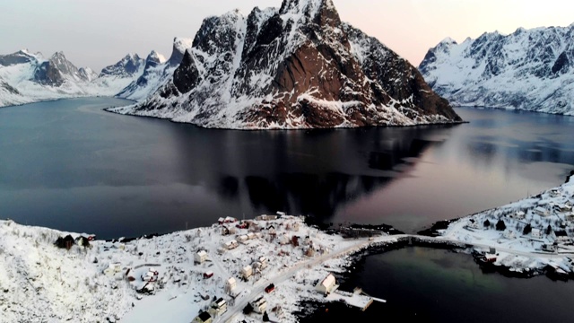 冬天，罗浮敦群岛上有雪山和海岸线上的渔村视频素材