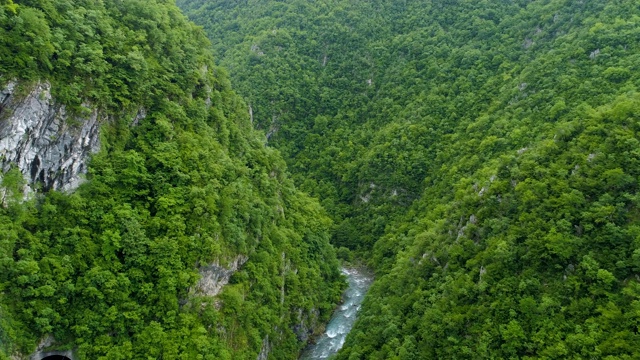 莫拉卡河峡谷鸟瞰图。视频素材