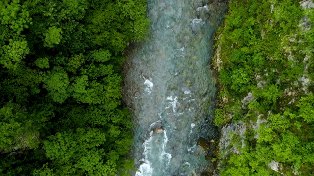 莫拉卡河峡谷鸟瞰图。视频素材