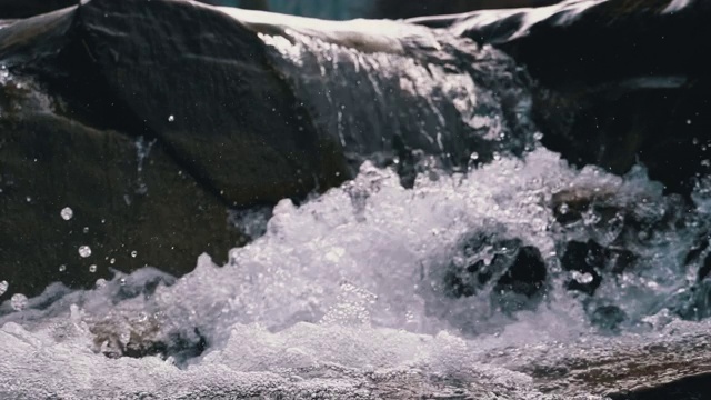 野生山河流动的石头巨石和石头急流。慢动作视频素材