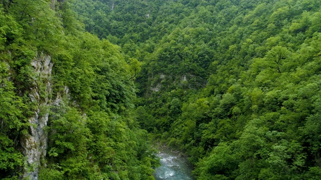 莫拉卡河峡谷鸟瞰图。视频素材