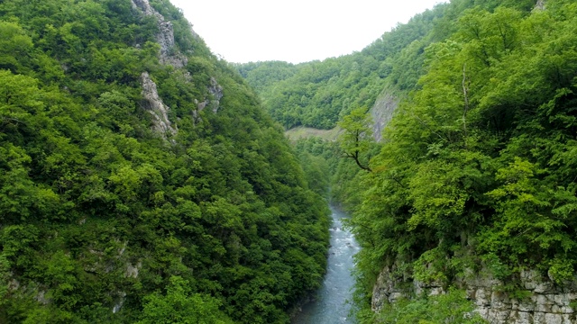 莫拉卡河峡谷鸟瞰图。视频素材