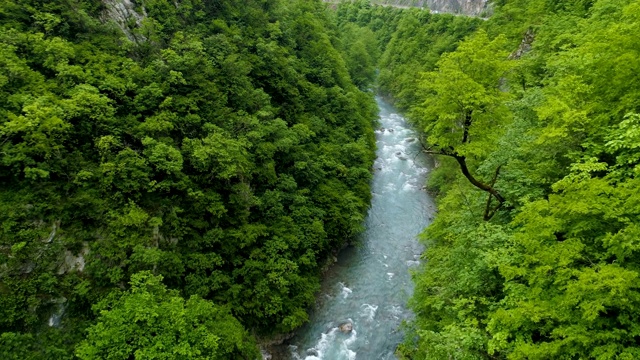 莫拉卡河峡谷鸟瞰图。视频素材