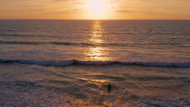 夕阳下的海浪视频素材