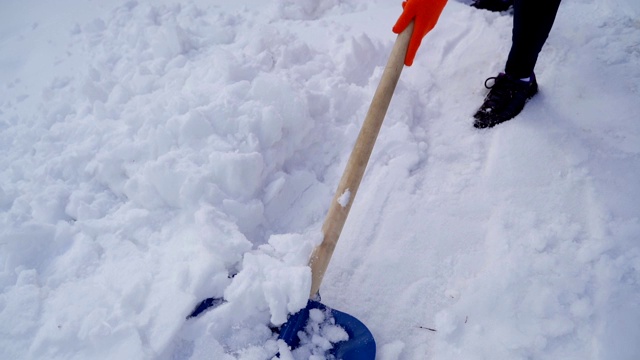 用铲子把后院的雪铲掉视频素材