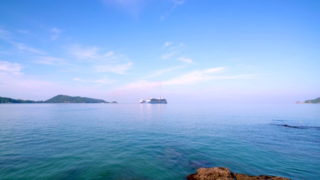 泰国普吉岛巴东湾的豪华游艇在夏季旅游季节的云的时间流逝视频素材